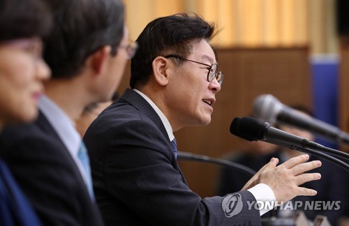 경기도 업무보고회에 참석한 이재명 지사