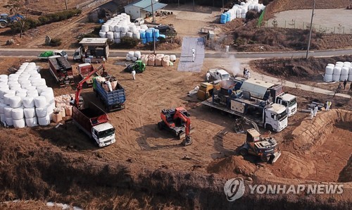 랜더링 작업 준비 중인 방역 관계자들