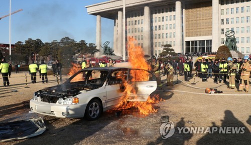 국회 잔디밭서 승용차 화재