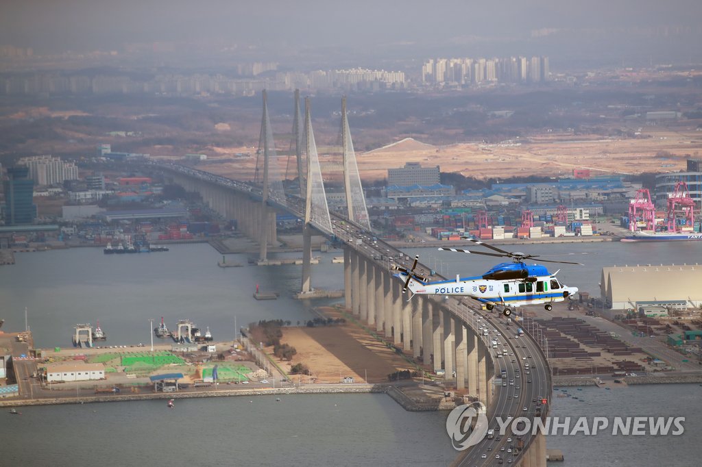 귀성길 교통상황 점검하는 경찰 헬기