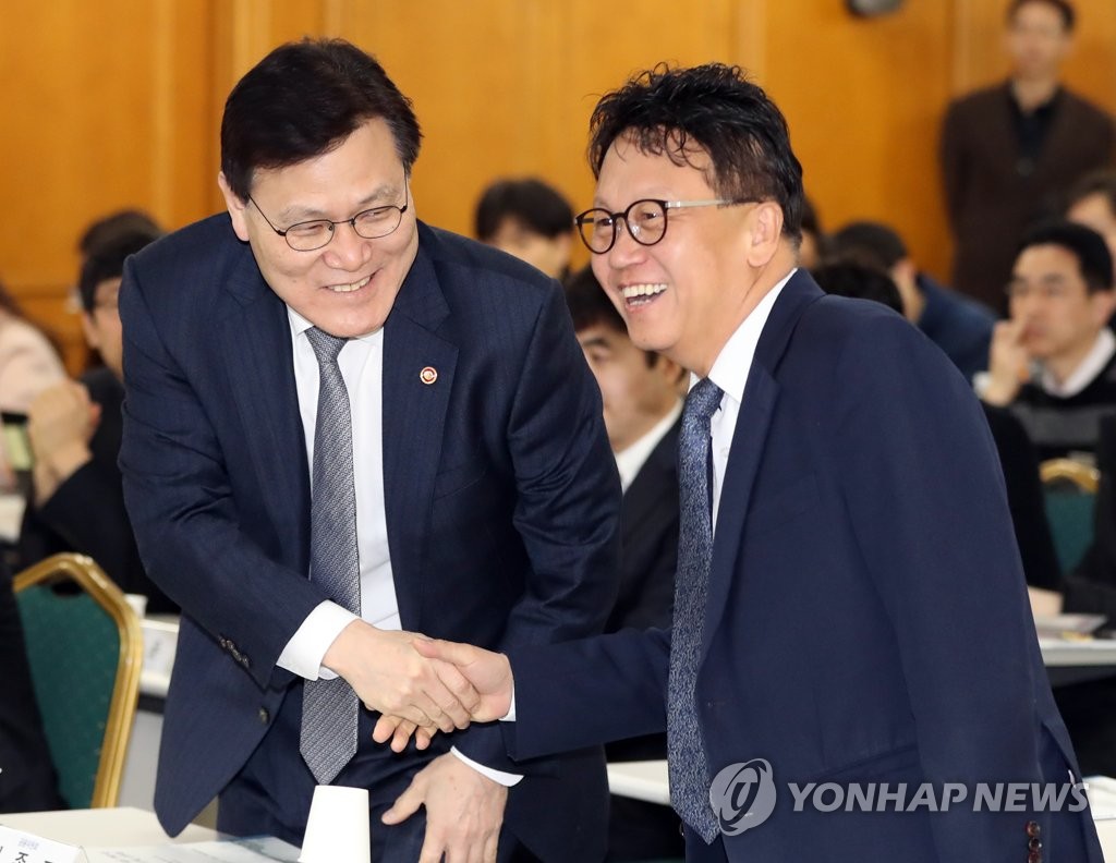 악수하는 최종구 위원장과 민병두 의원
