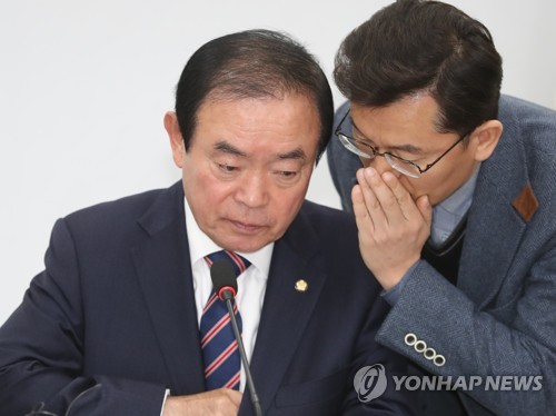 최고위원회의에서 보고받는 장병완 원내대표