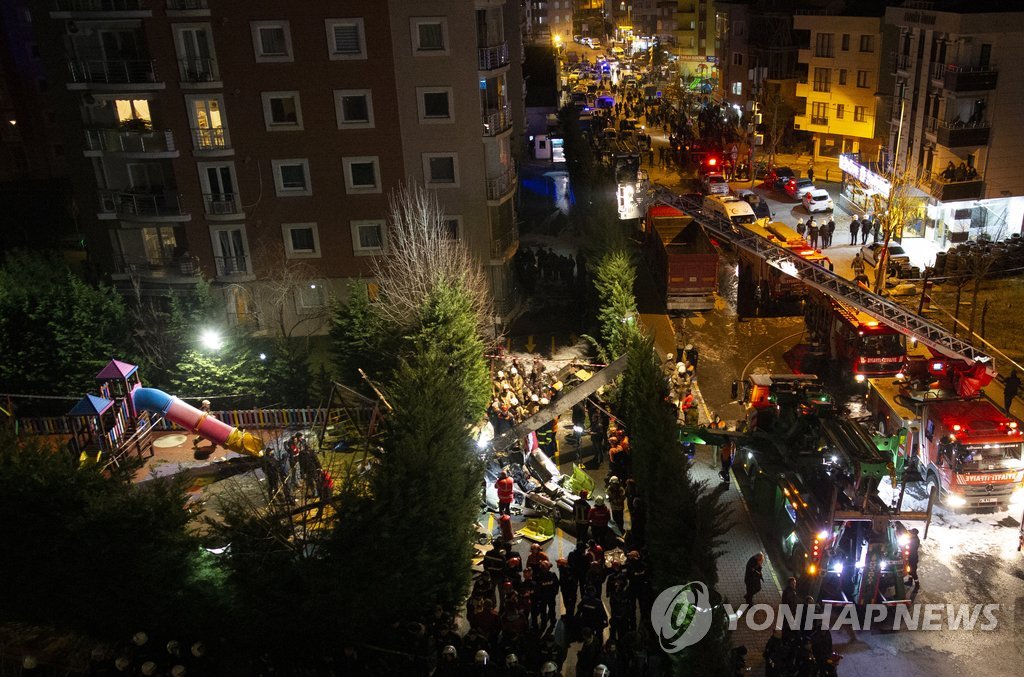 헬기 추락한 터키 이스탄불 주택가…탑승 군인만 4명 사망