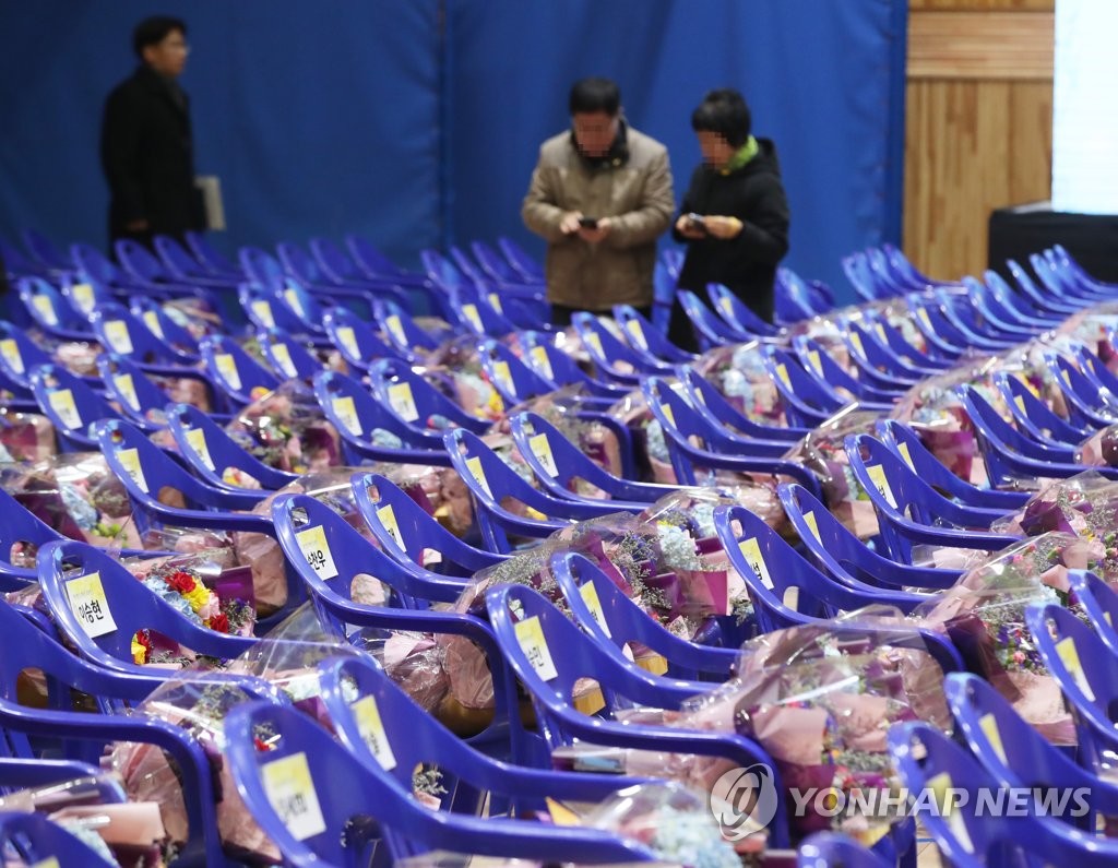 명예 졸업식장에 놓인 꽃다발과 학생증