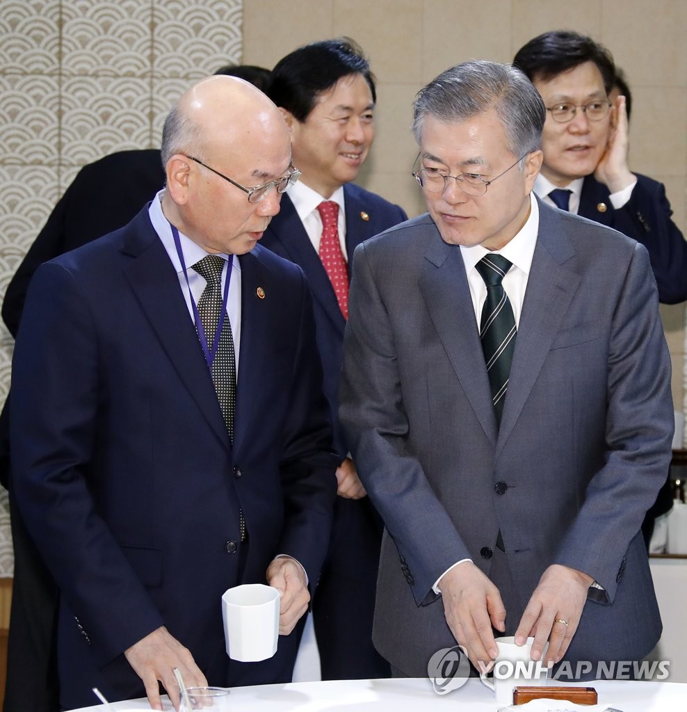 얘기 나누는 문 대통령과 이효성 방송통신위원장