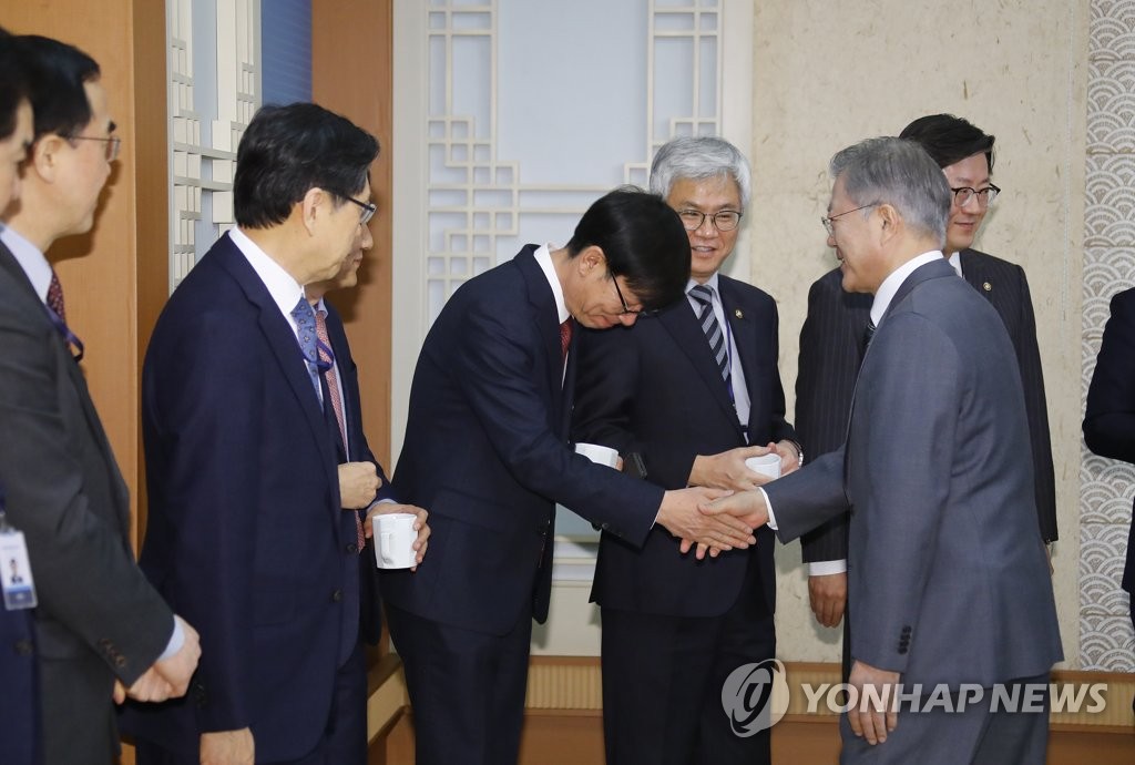 공정위원장과 악수하는 문 대통령
