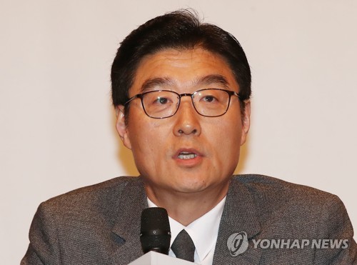 박성현 프로 후원 계약 설명하는 이성환 대표