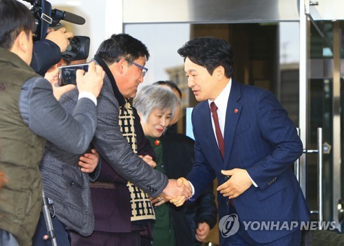 지지자와 악수하는 원희룡 제주지사