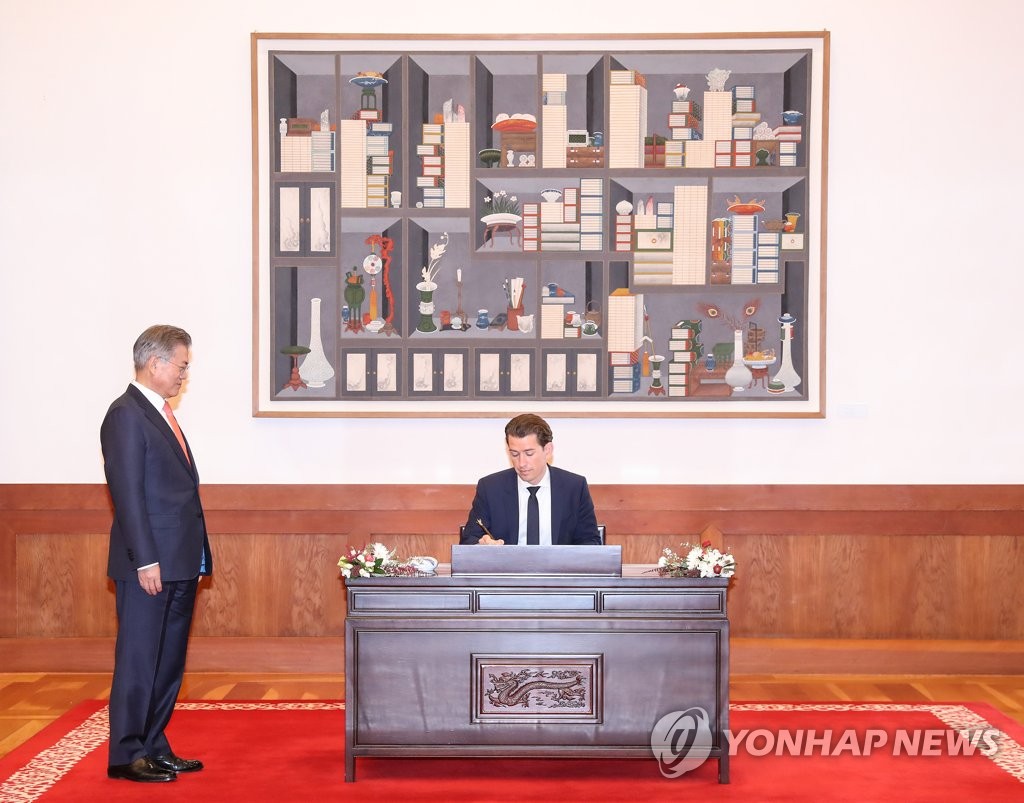 쿠르츠 오스트리아 총리 방명록 작성 지켜보는 문 대통령