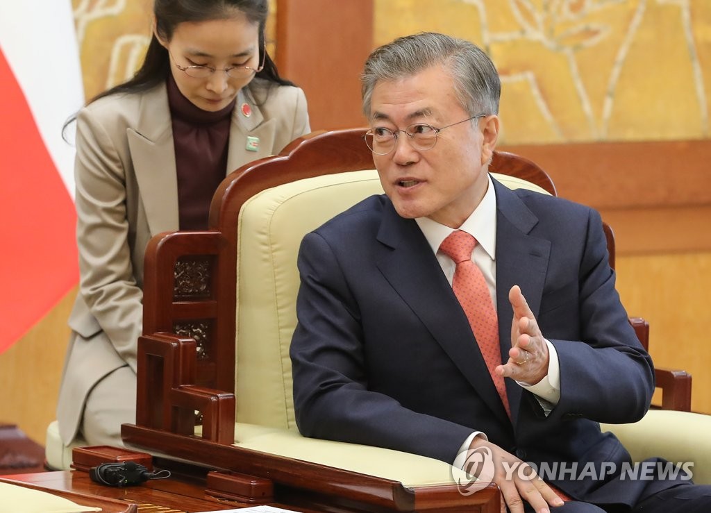 오스트리아 총리에게 발언하는 하는 문 대통령
