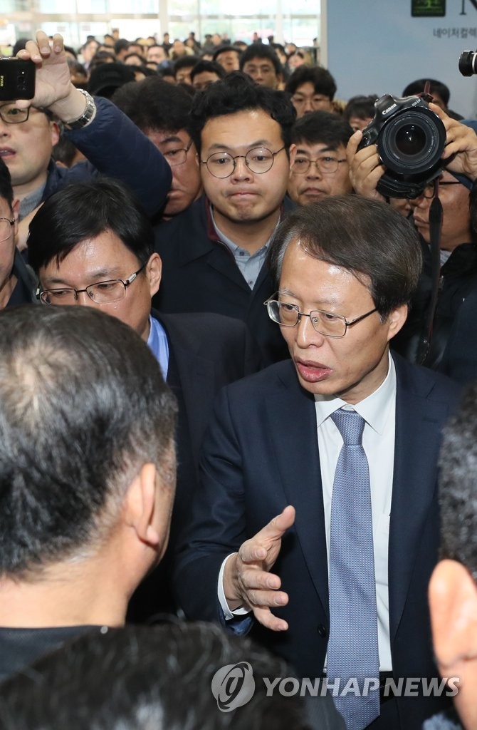 설명회 참석 저지 당하는 권용복 항공정책실장