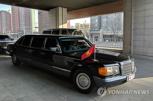 평양 고려호텔 떠나는 베트남 외교장관 탑승 차량