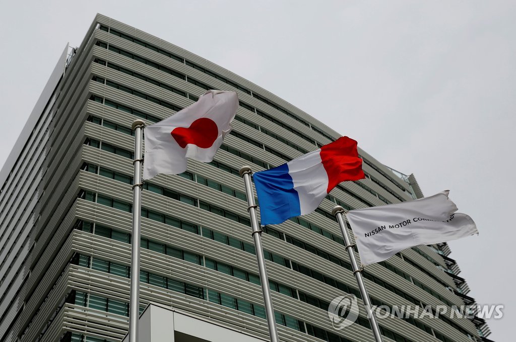 日 요코하마 닛산 본사에 게양된 일장기, 佛 삼색기