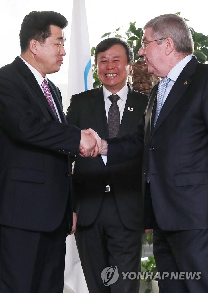 바흐 위원장과 인사나누는 남북 체육 수장