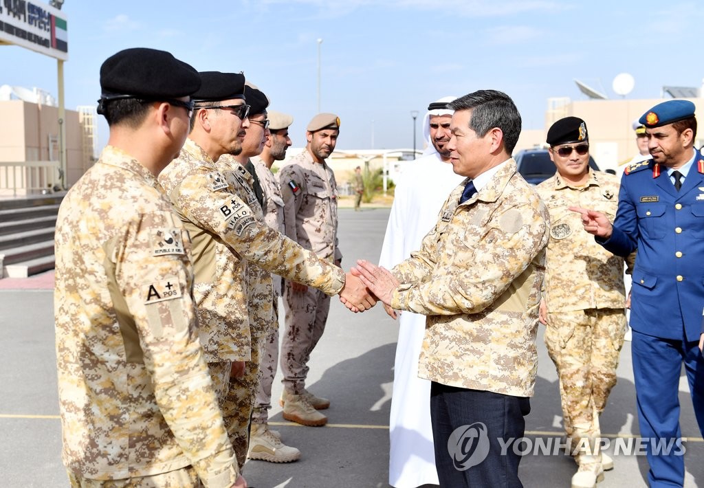 Ministro de Defensa con soldados surcoreanos Ministro de Defensa con soldados surcoreanos