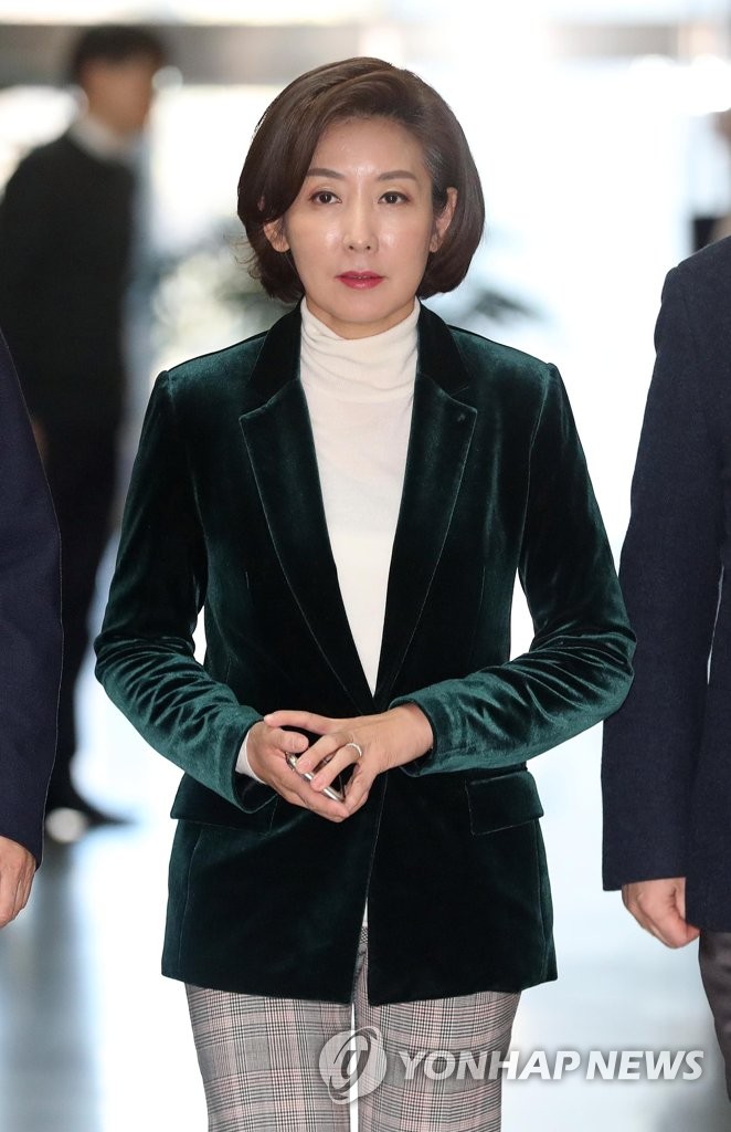 인터뷰장 향하는 나경원 원내대표
