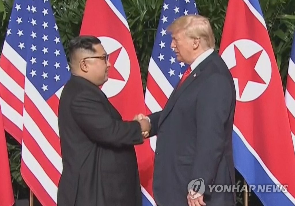 2018년 6월 12일 싱가포르에서 열린 북미정상회담서 악수하는 도널드 트럼프 미국 대통령과 김정은 북한 국무위원장