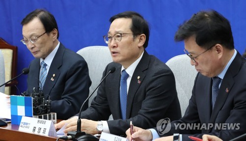 확대간부회의에서 발언하는 홍영표
