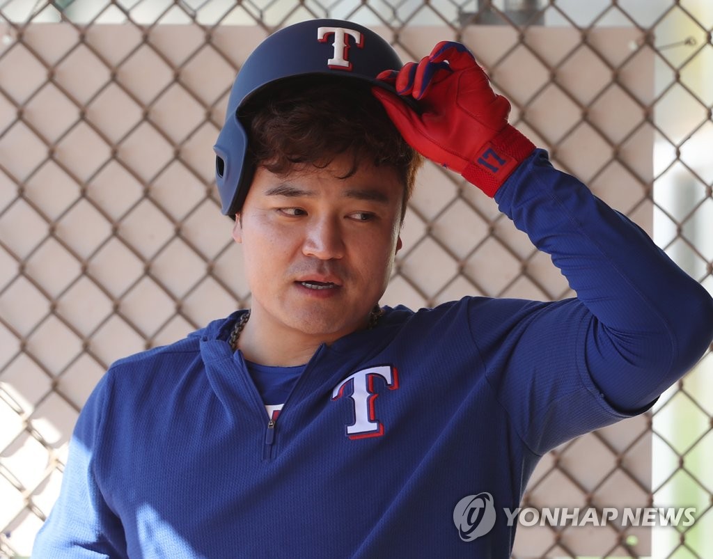 동료들과 얘기 나누는 추신수