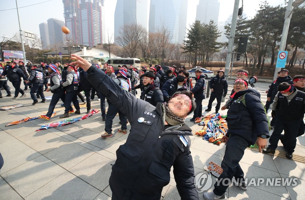 매각 항의 계란 던지는 대우조선 노조원