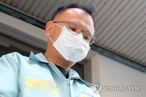 마스크로 얼굴 가린 양진호