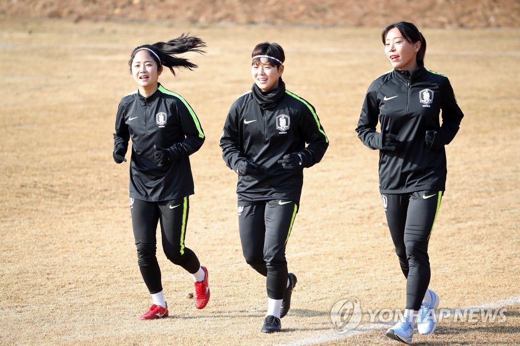 South Korea women's national football team midfielder Lee Min-a (L) trains with her teammates at the National Football Center in Paju, north of Seoul, on Feb. 21, 2019. (Yonhap)