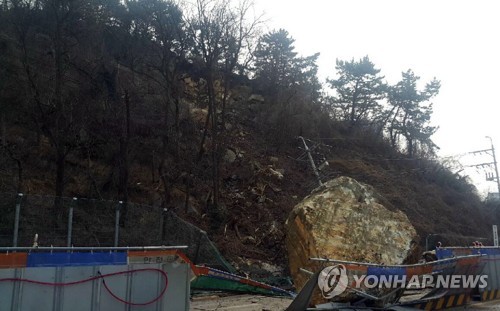 대형 바위가 도시철도 공사장으로 '쿵'