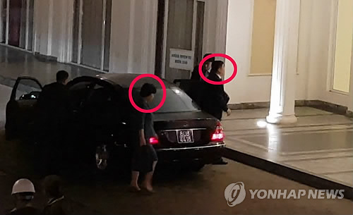 만찬협상 마치고 영빈관 복귀하는 북한 김혁철·김성혜