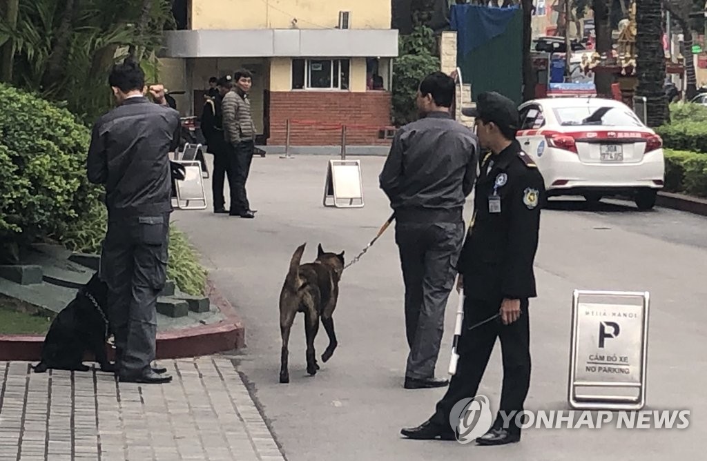 멜리아 호텔 주변 살피는 탐지견