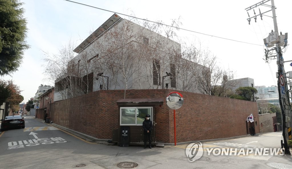 보석 후 첫 주말 맞는 이명박 전 대통령 사저