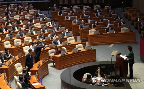 여당 항의 속에 연설하는 나경원