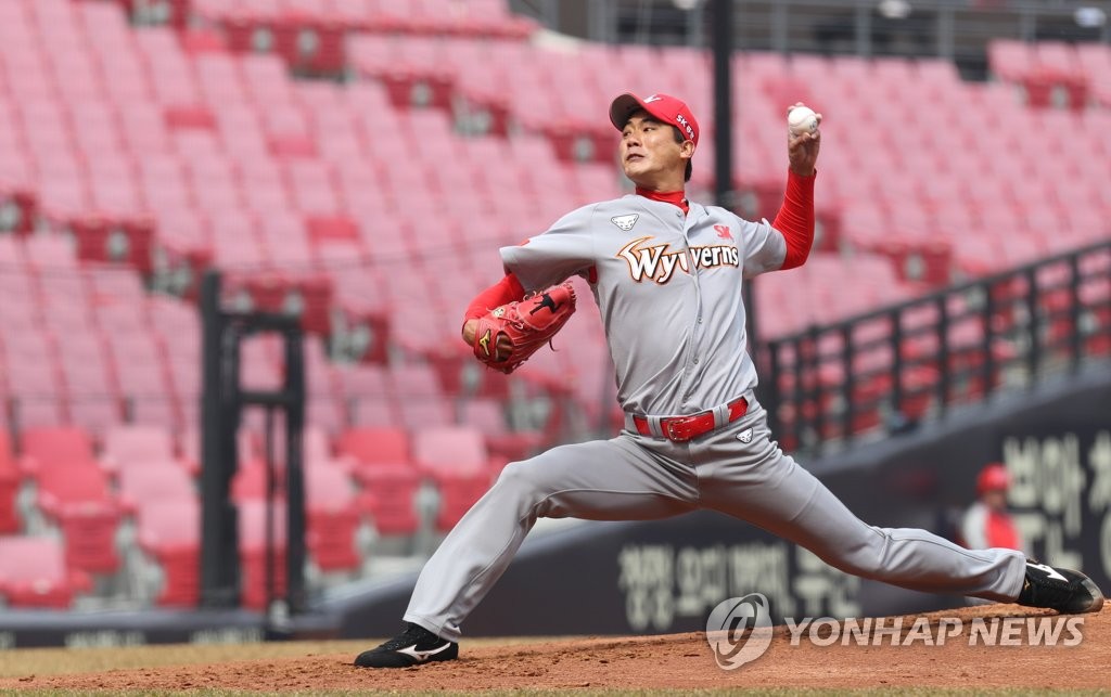 In this file photo from March 12, 2019, Kim Kwang-hyun of the SK Wyverns delivers a pitch against the Kia Tigers in a Korea Baseball Organization preseason game at Gwangju-Kia Champions Field in Gwangju, 330 kilometers south of Seoul. (Yonhap)