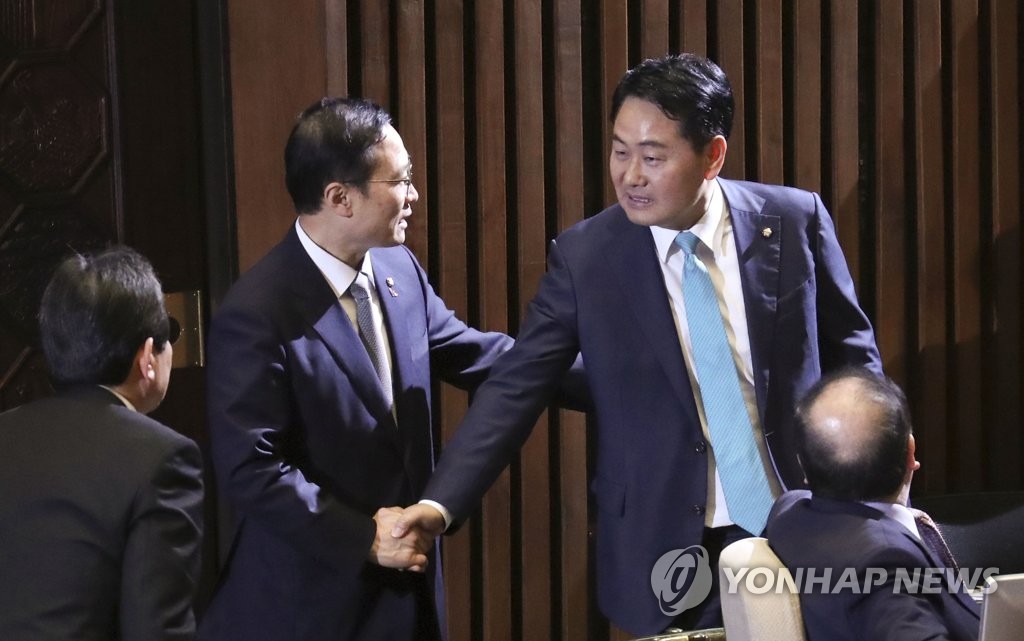 악수하는 홍영표-김관영