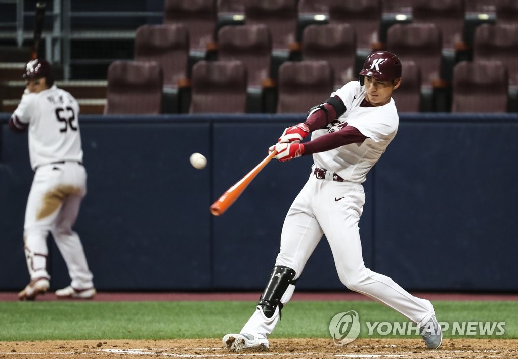 In this file photo from March 13, 2019, Lee Jung-hoo of the Kiwoom Heroes hits a two-run single against the LG Twins in the bottom of the third inning of a Korea Baseball Organization preseason game at Gocheok Sky Dome in Seoul. (Yonhap)
