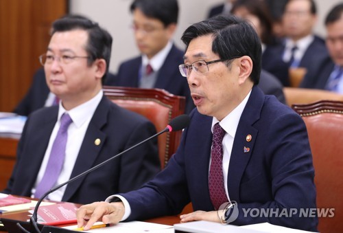 질의에 답변하는 박상기 법무부 장관