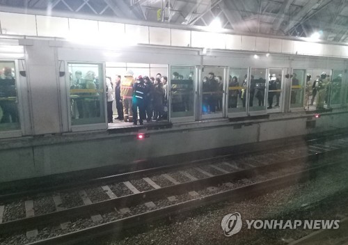 지하철 7호선 도봉산역 터널서 탈선…승객 대피중