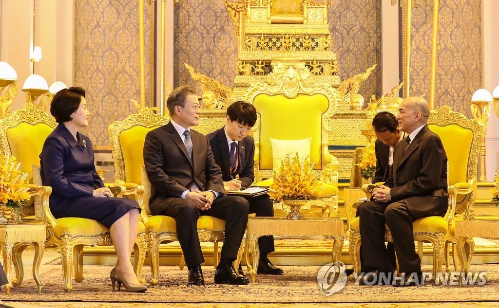 South Korean President Moon Jae-in (second from L) speaks with King Norodom Sihamoni of Cambodia (R) after attending a welcome ceremony hosted by the Cambodian monarch at his Royal Palace in Phnom Penh on March 15, 2019, to mark Moon's state visit to Cambodia. (Yonhap)