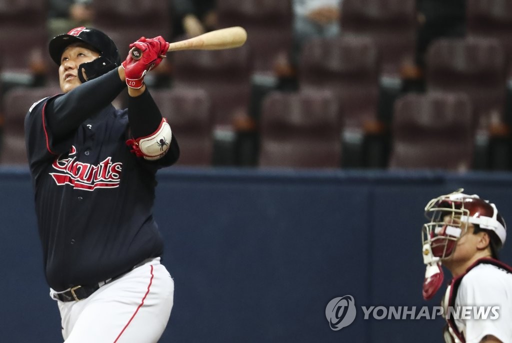 In this file photo from March 15, 2019, Lee Dae-ho of the Lotte Giants (L) watches his three-run home run against the Kiwoom Heroes in the top of the first inning of a Korea Baseball Organization preseason game at Gocheok Sky Dome in Seoul. (Yonhap)