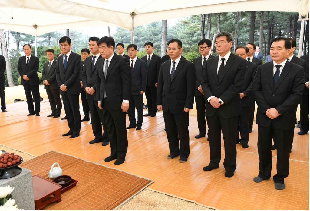 현대중공업그룹 경영진, 고 정주영 명예회장 선영 참배