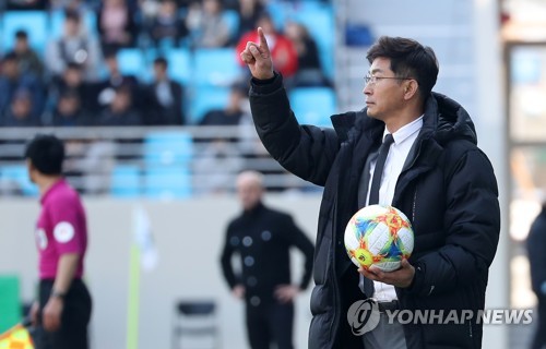 작전 지시하는 김도훈 감독