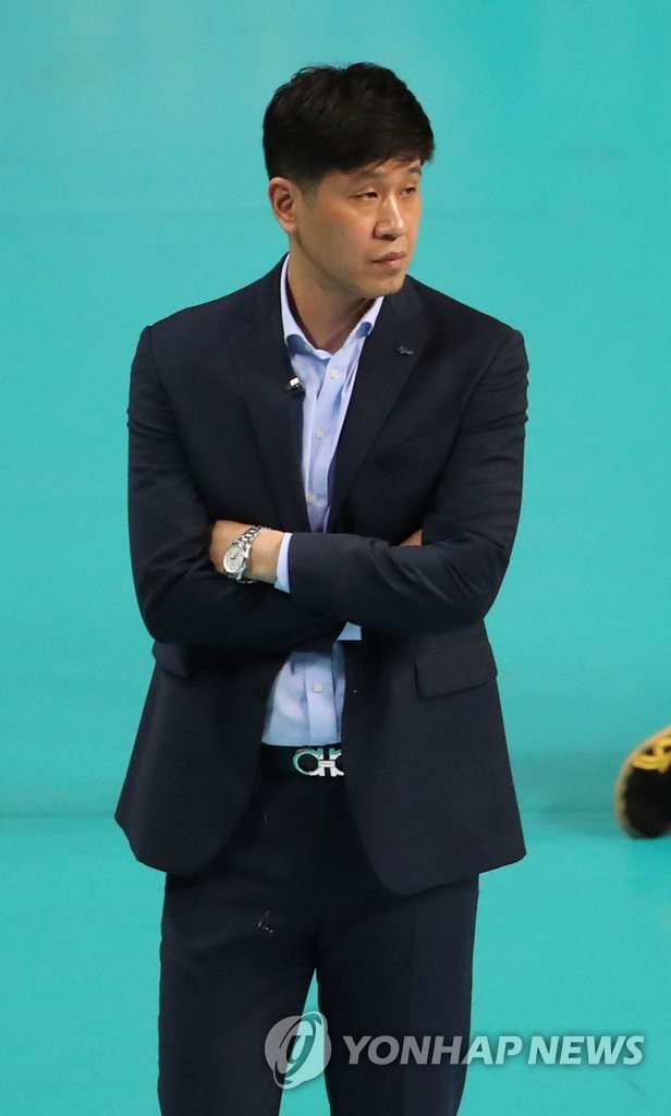 경기 지켜보는 김종민 감독