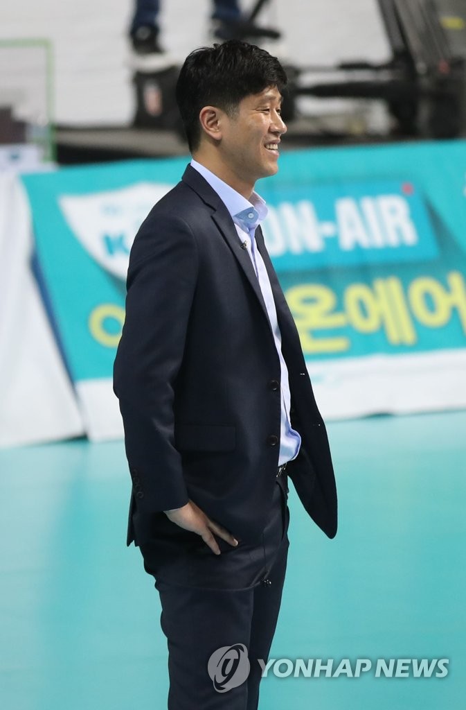 미소 짓는 김종민 감독