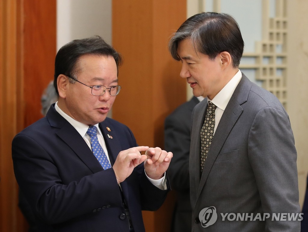 대화하는 조국 수석-김부겸 행안부 장관