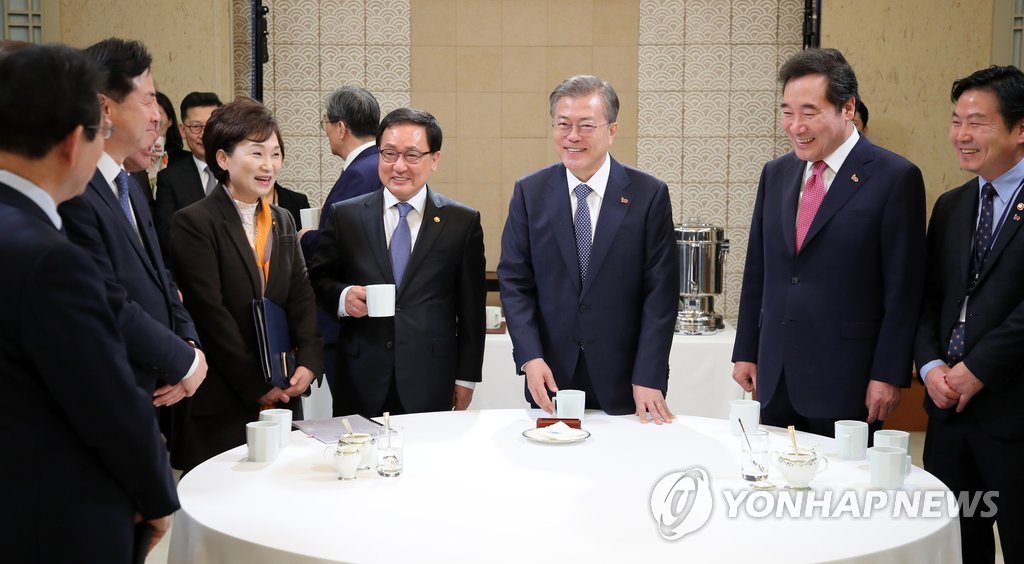 국무위원들과 얘기 나누는 문 대통령