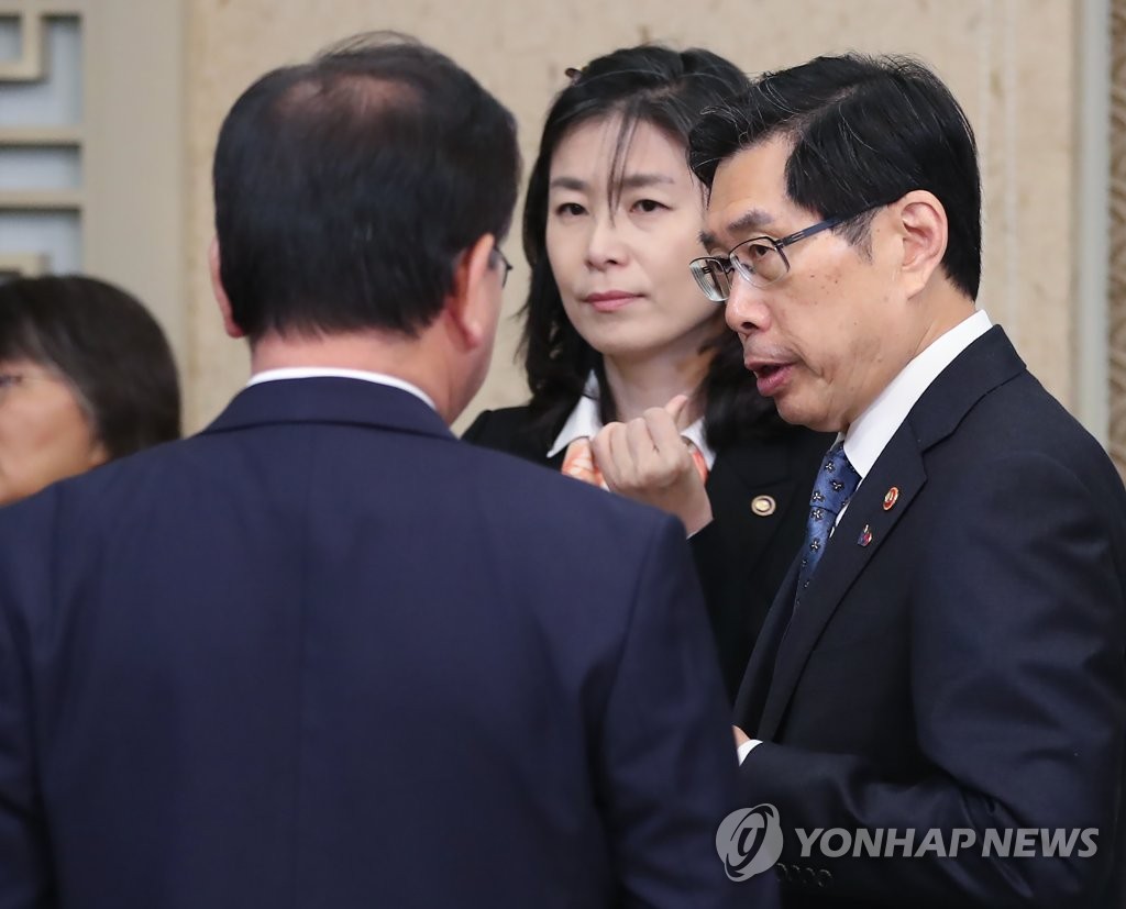 대화하는 법무부 장관과 행정안전부 장관