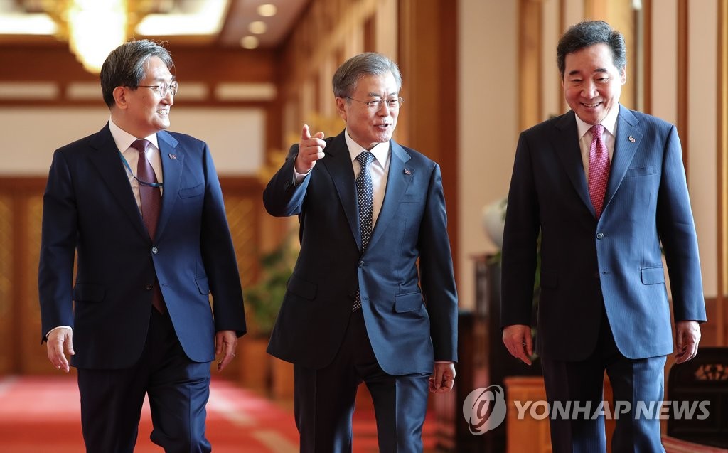 국무회의 입장하다 대화하는 문 대통령