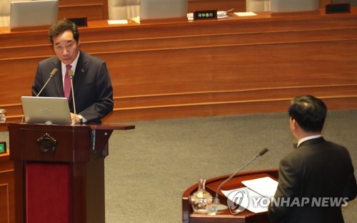 질문에 답변하는 이낙연 총리