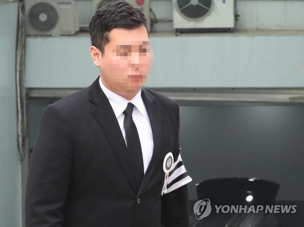장례식장에서 나오는 이희진 씨