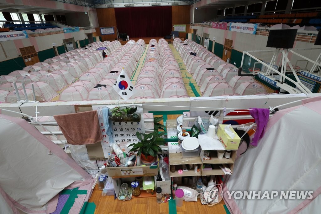 지진피해로 임시구호소 생활