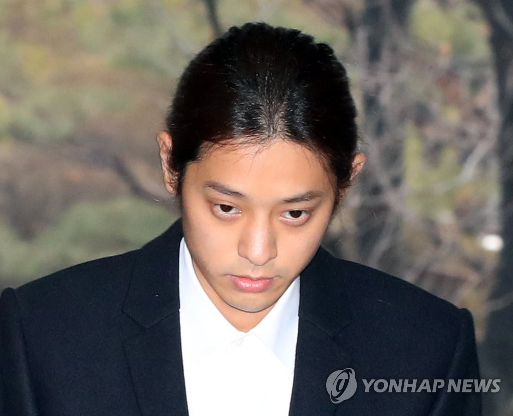 Singer Jung Joon-young walks into the Seoul Central District Court on March 21, 2019, to attend a hearing that will decide on his arrest on the charge of illegally filming and leaking his own sex videos. (Yonhap)